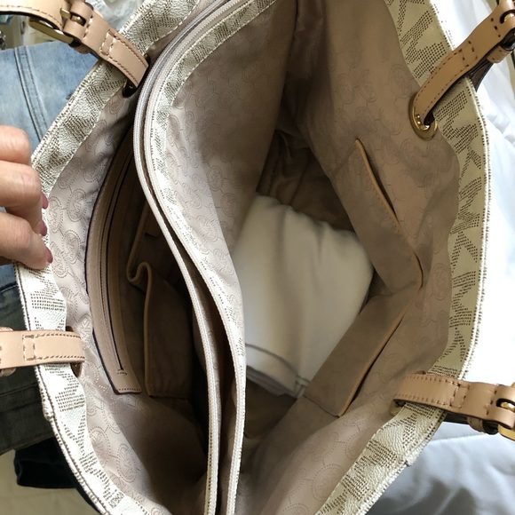 Michael Kors Handbag - Picture 3 of 3